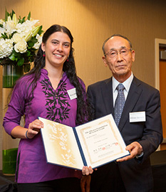 五十嵐　三津雄会長（右）より助成金の贈呈
南カリフォルニア大学　ビストラ　ディルキナ博士（左）