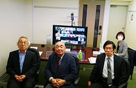（左から）飽戸弘審査委員長、奥島孝康理事長、松本卓士専務理事